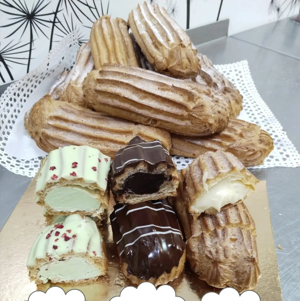 Эклер шоколадный