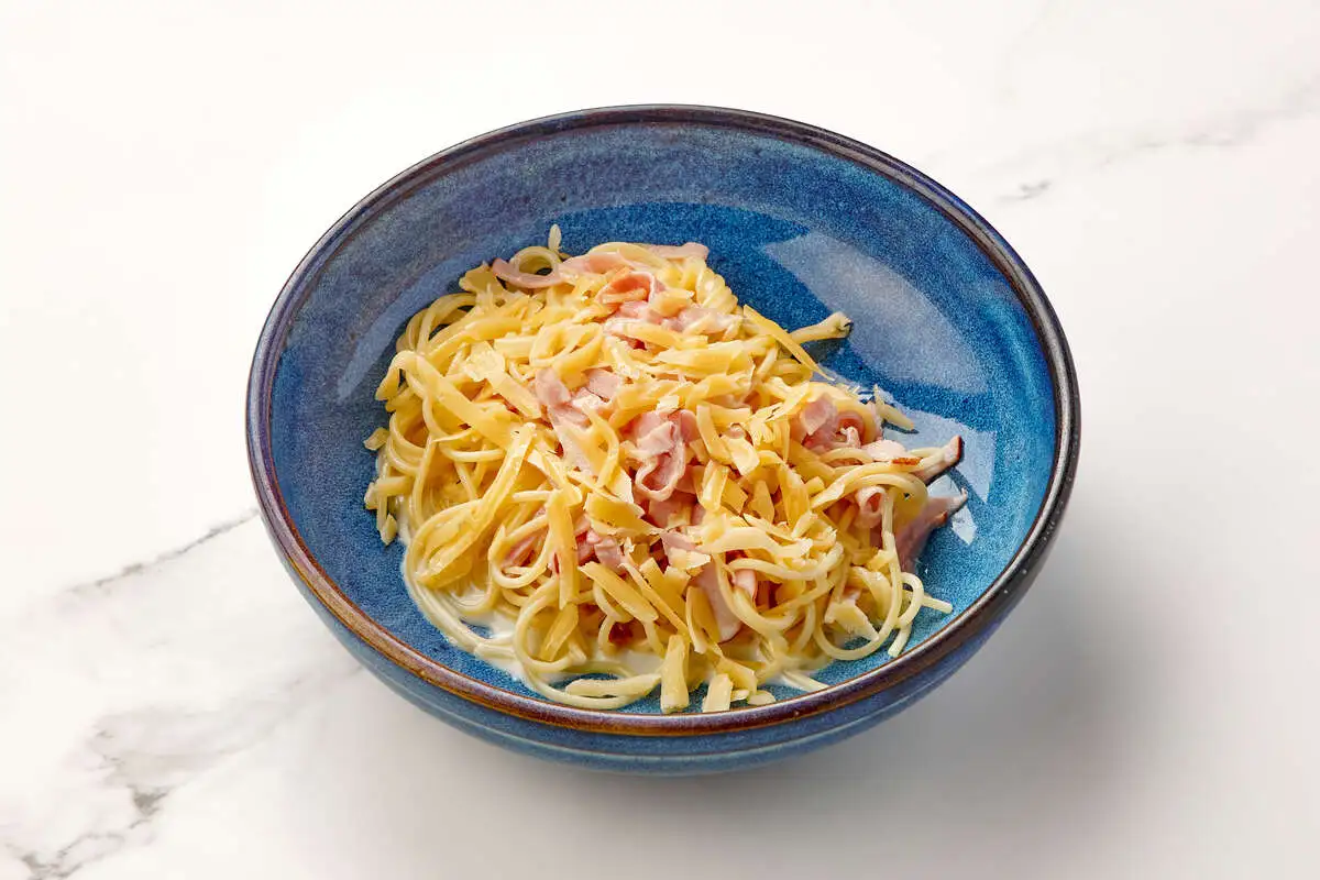 Макарошки светчиной и сыром