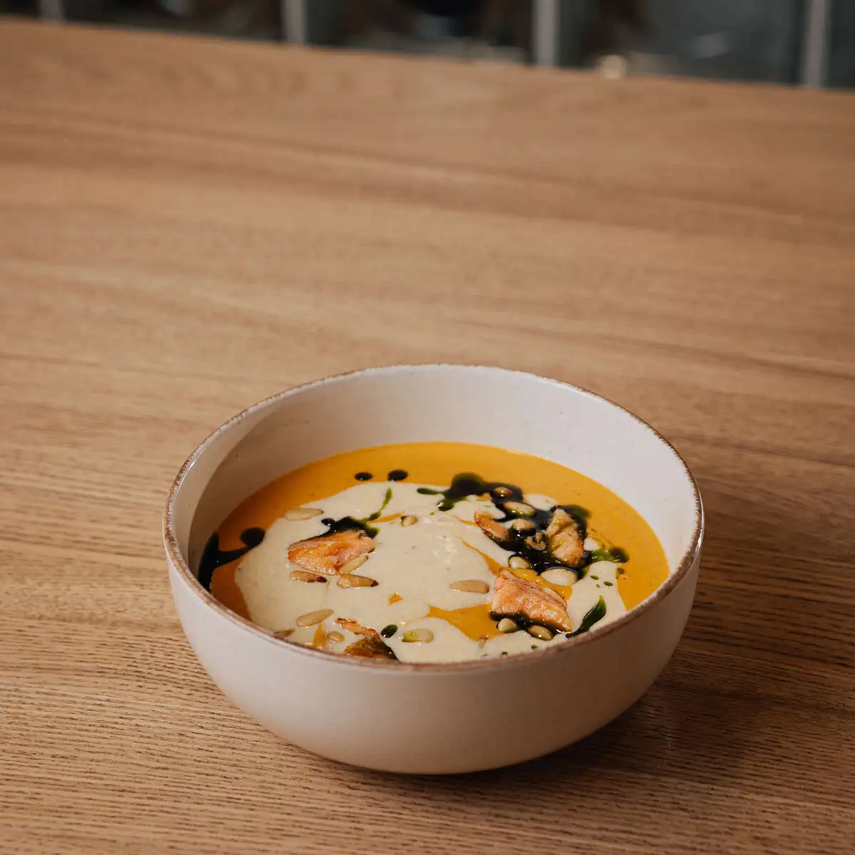 Тыквенный крем-суп с подкопченным лососем и кедровым орехом