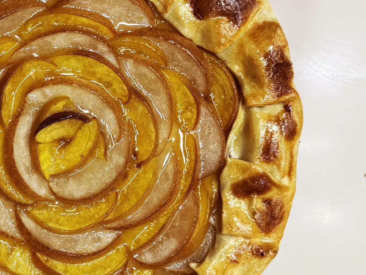 Кусочек галеты с грушей и персиком