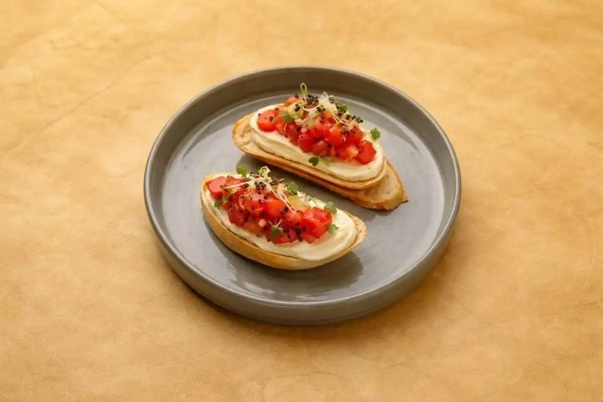 Брускетта с тартаром из тунца