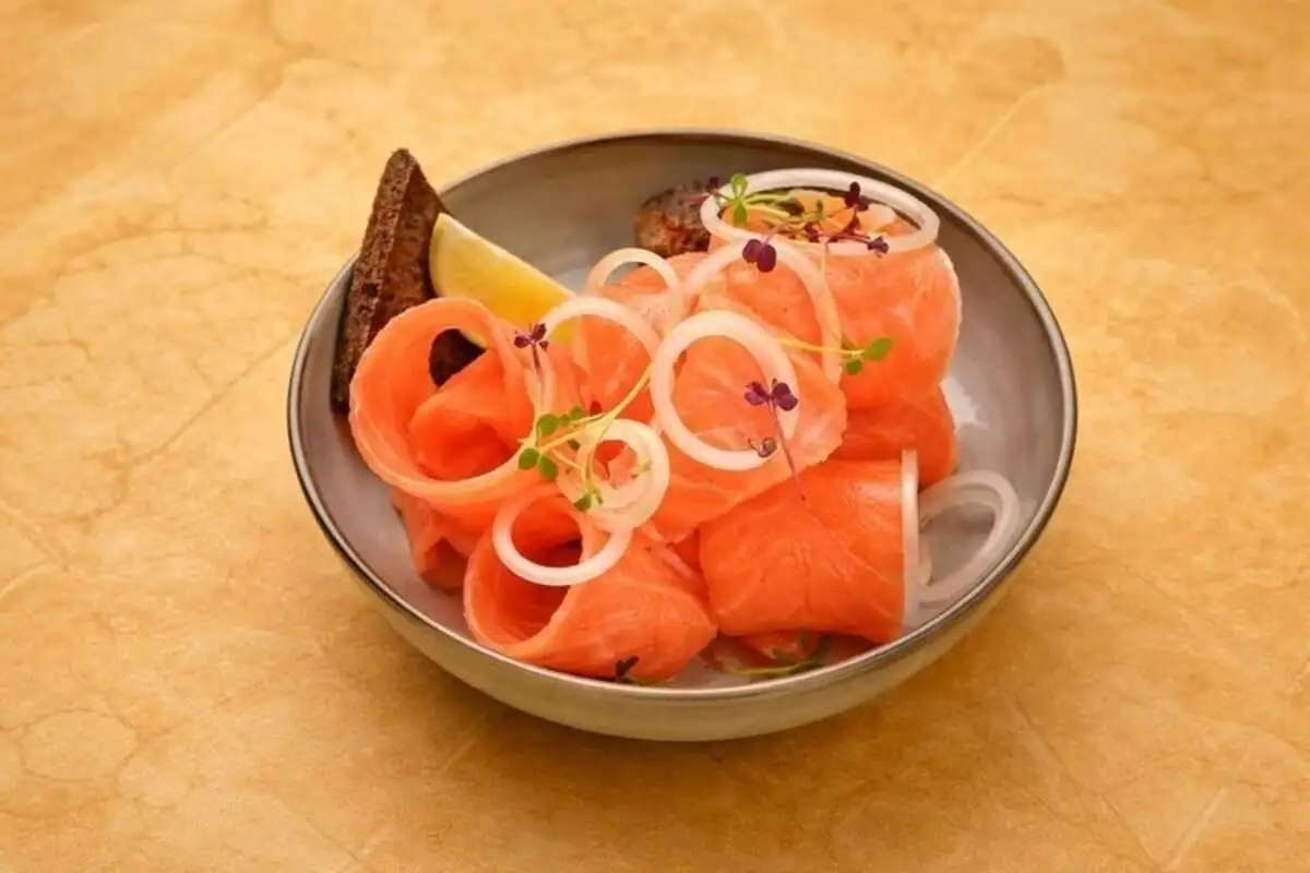 Строганина из дикого лосося