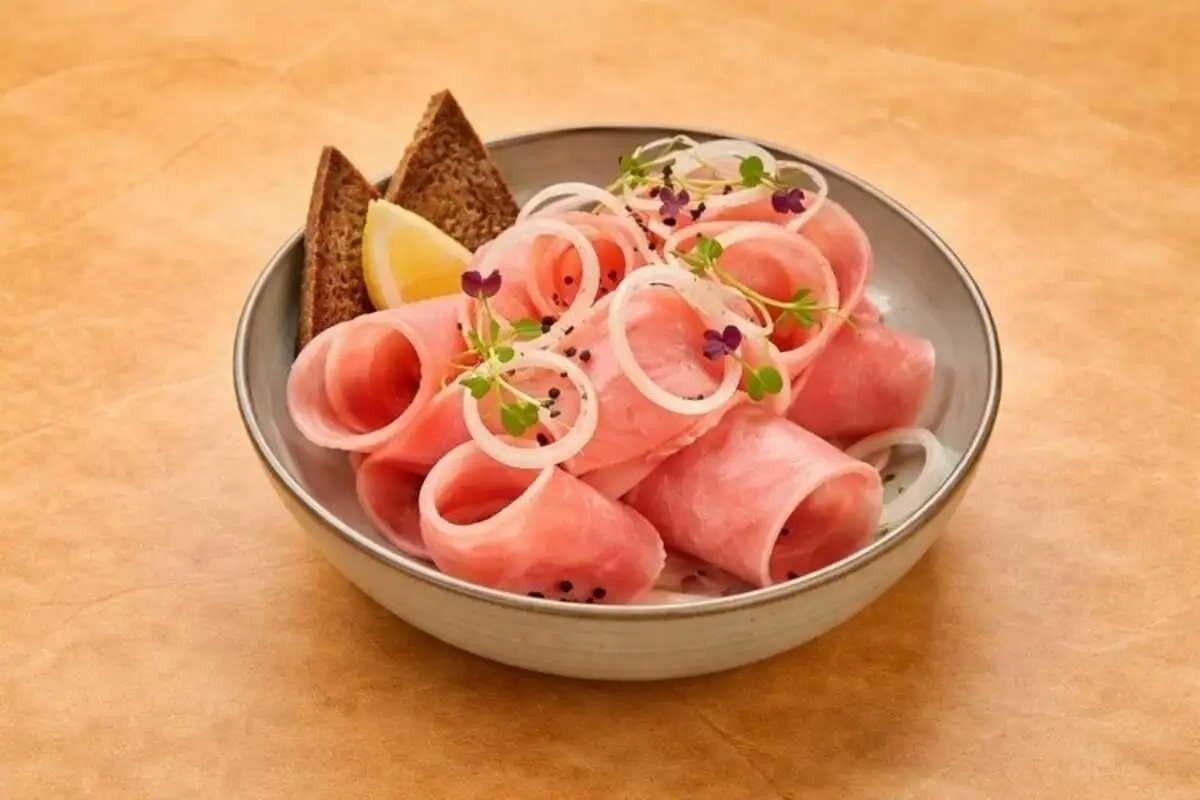 Строганина из розового тунца