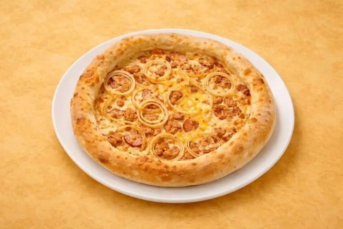 Пицца с соусом болоньезе и халапеньо