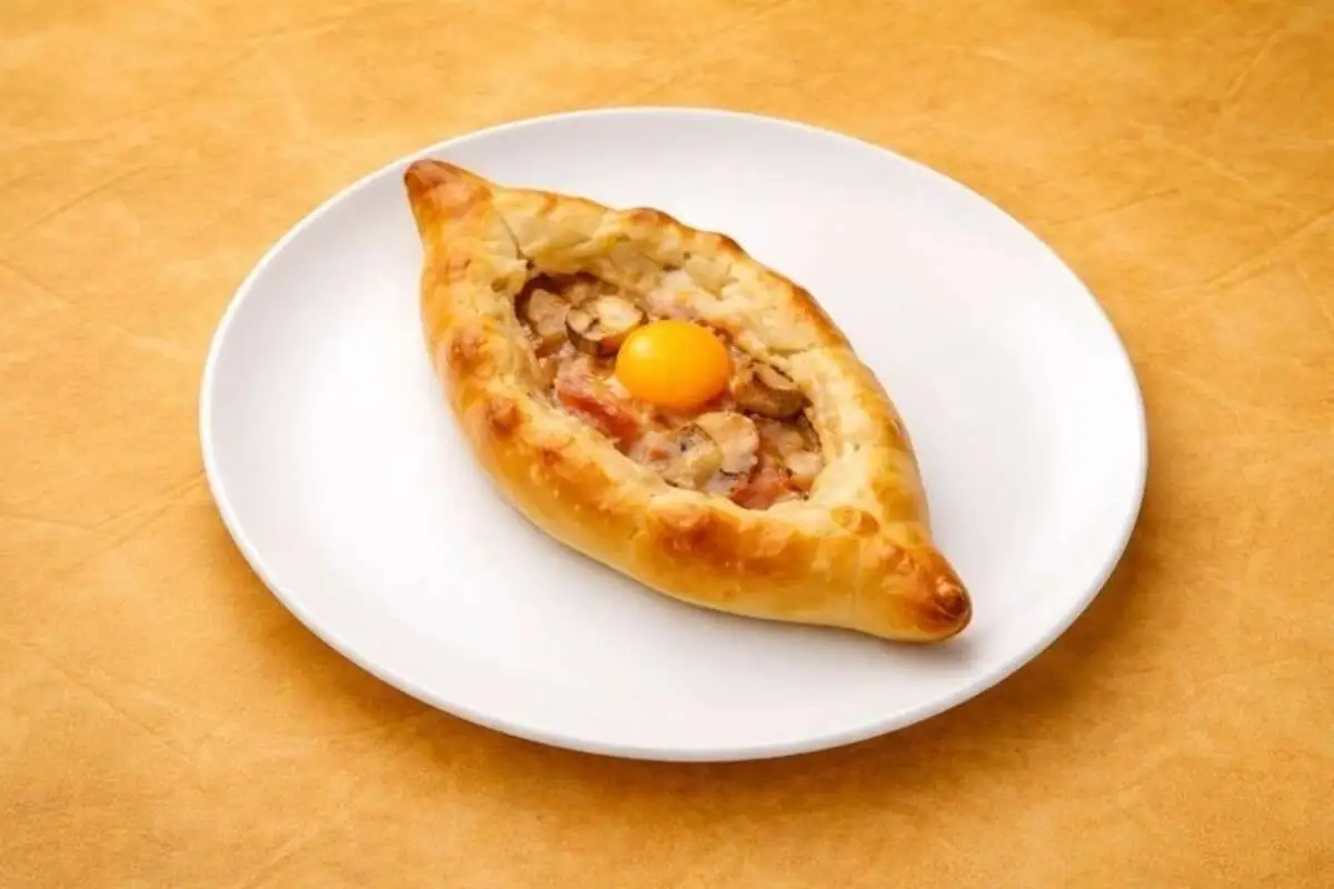 Хачапури с ветчиной и жареными шампиньонами (без желтка) 