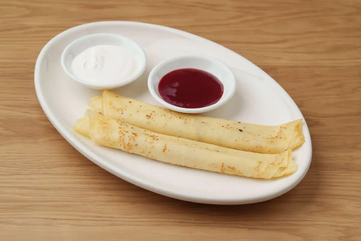 Блины со сметаной и вареньем