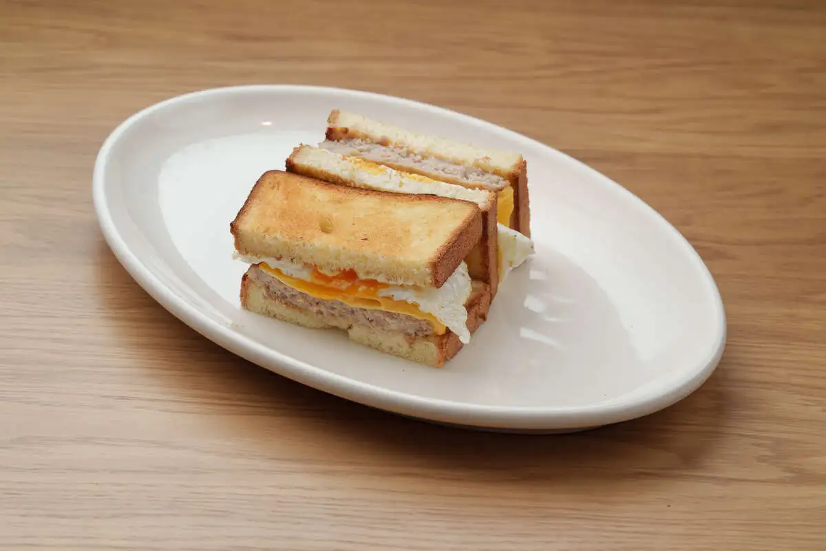 Сэндвич с куриной котлетой и яйцом