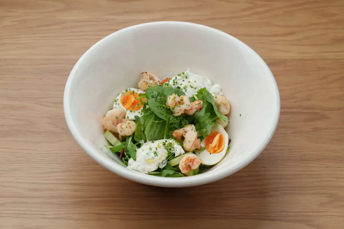 Зеленый салат с креветками и яйцом
