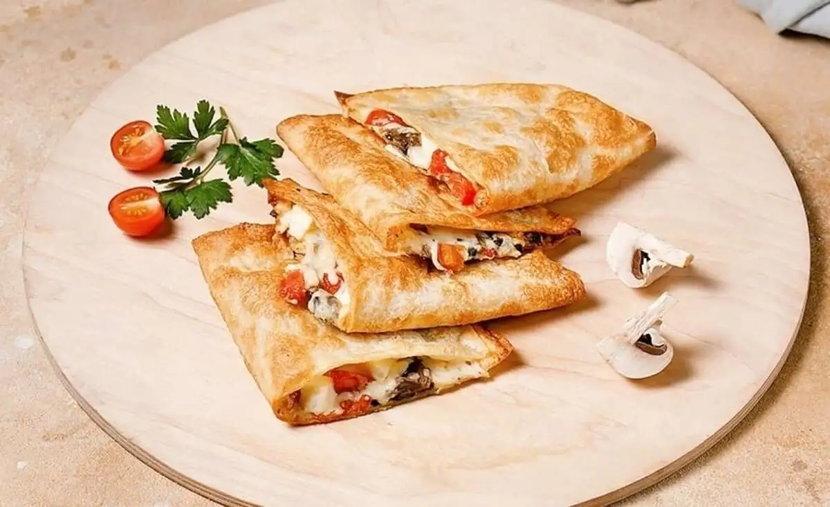 Кесадилья запеченная с шампиньонами