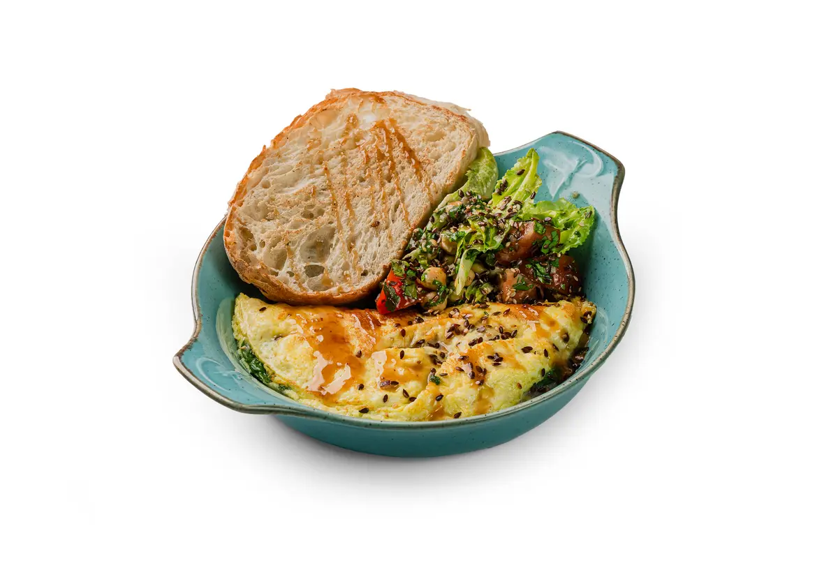 Омлет с ветчиной и салатом