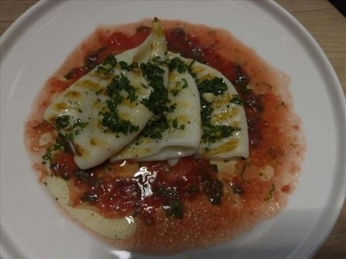 Кальмары на гриле с сальсой