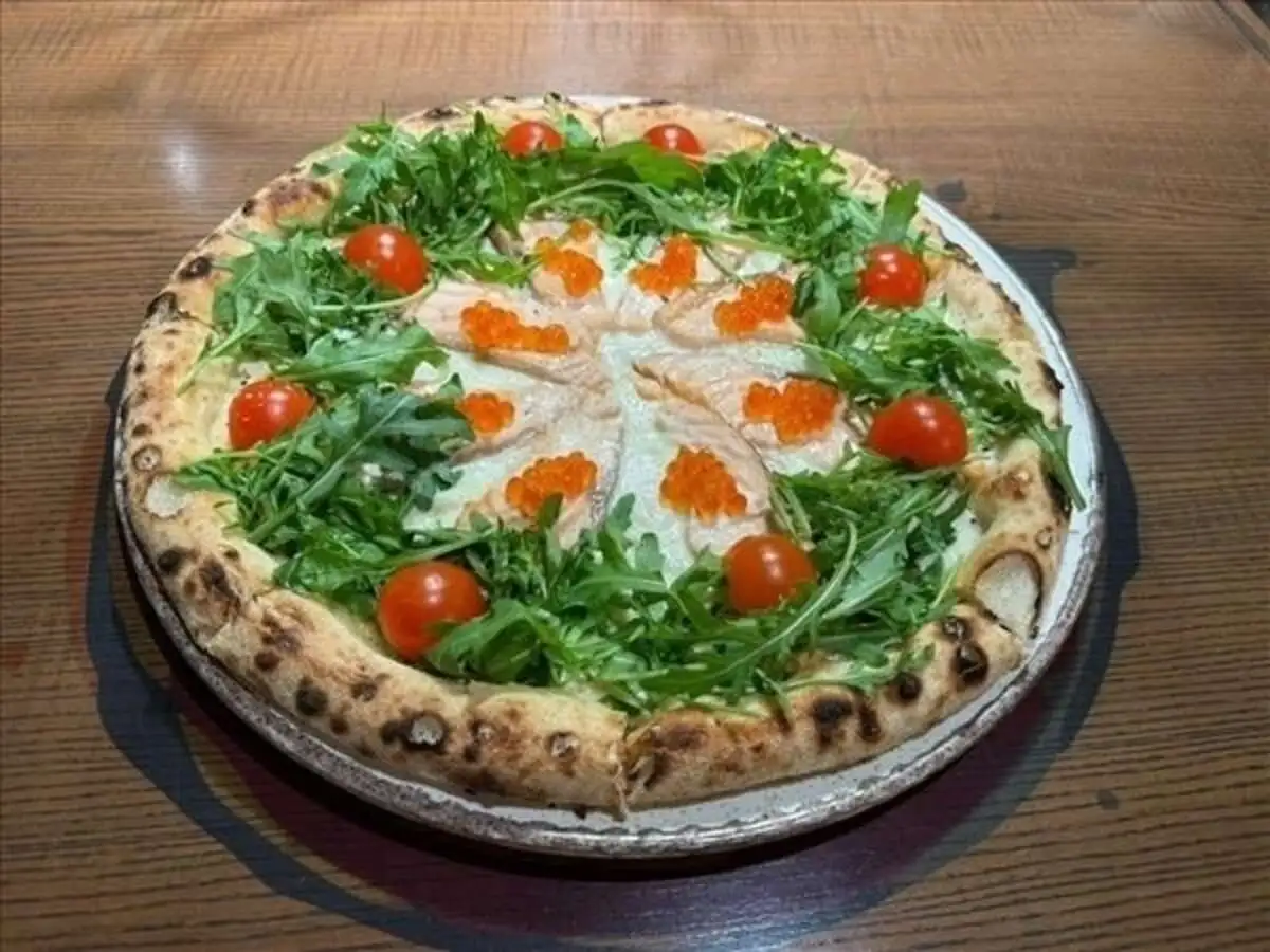 Пицца с икрой и лососем