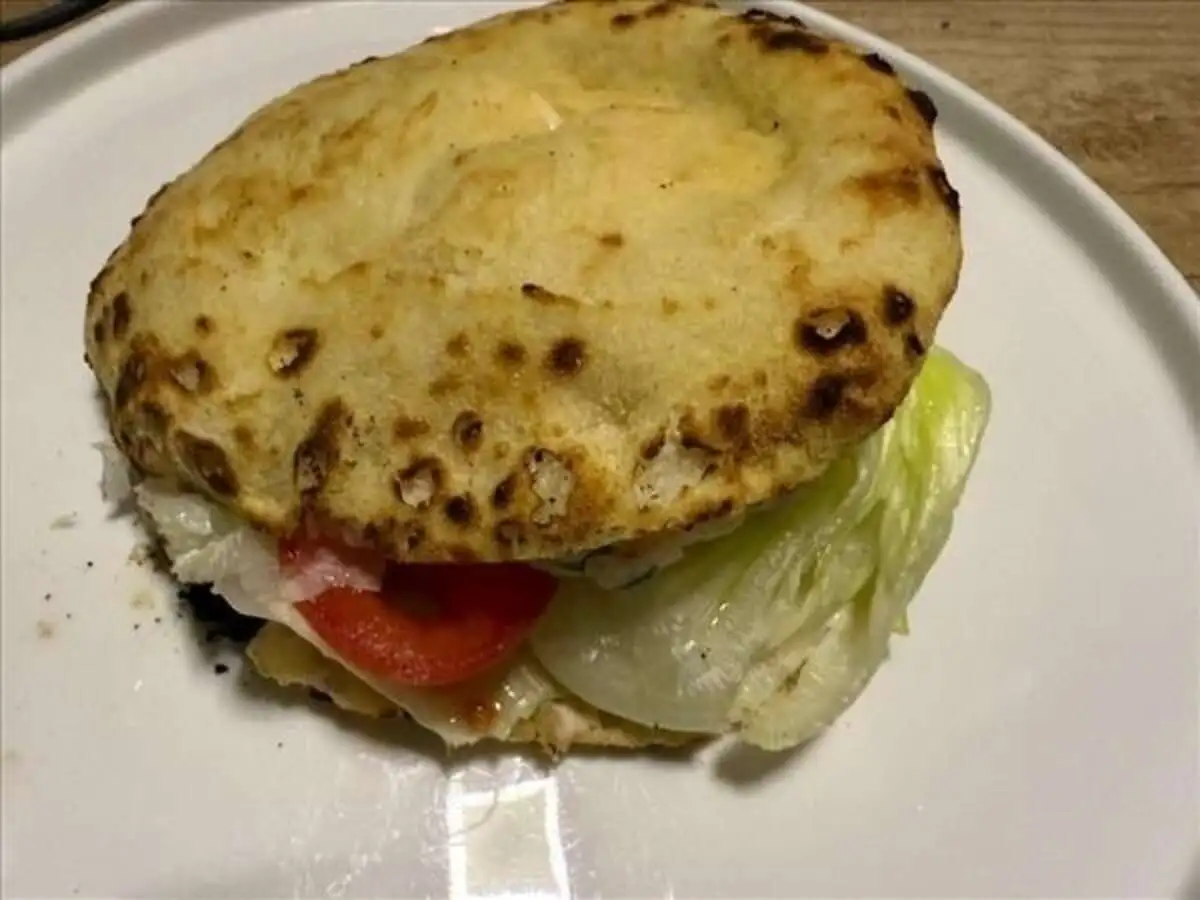 Бургер с креветками и бататом