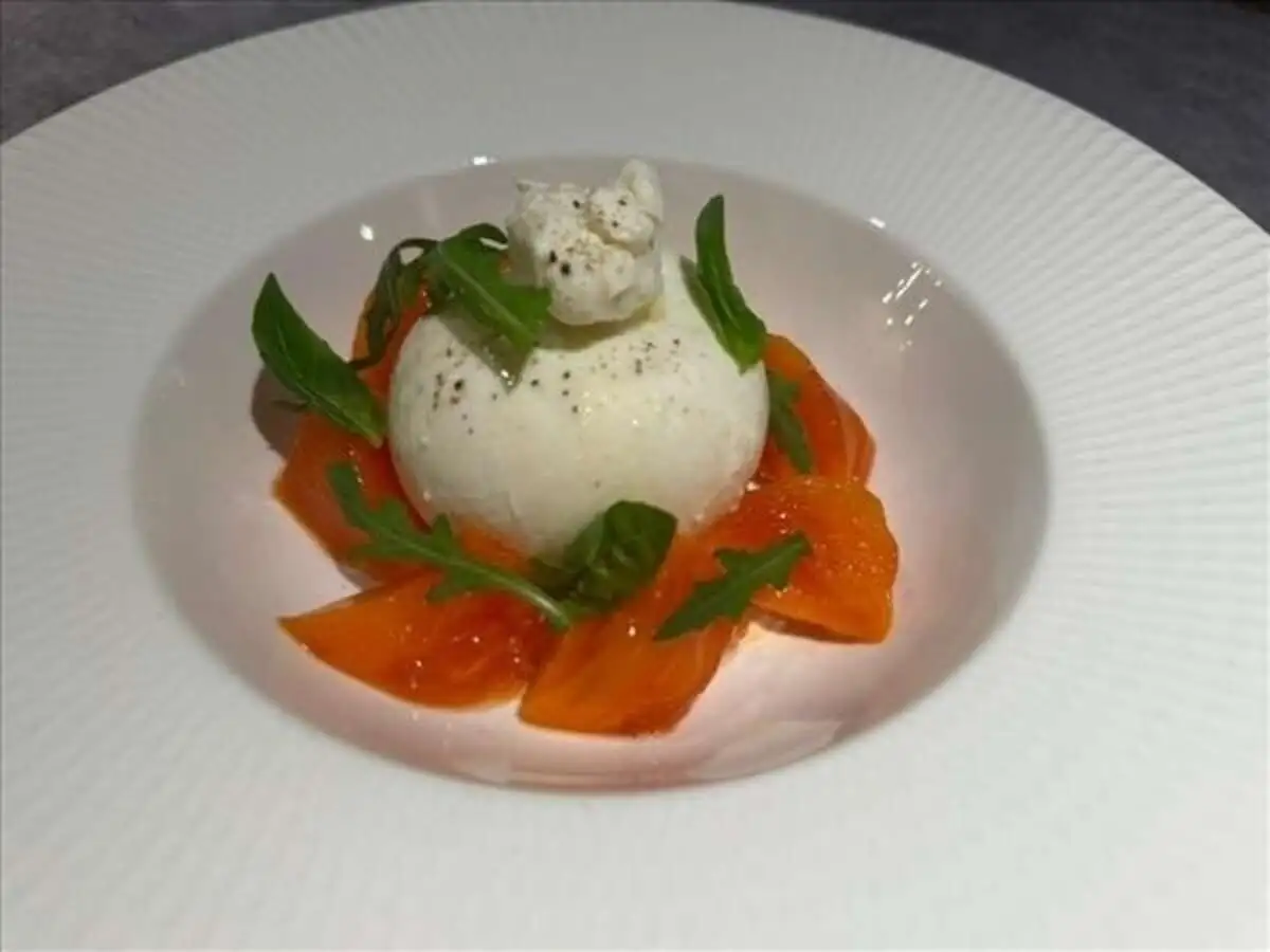 Буррата с хурмой