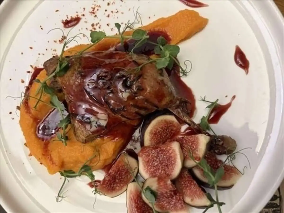 Утиная ножка с хурмой и пюре из батата