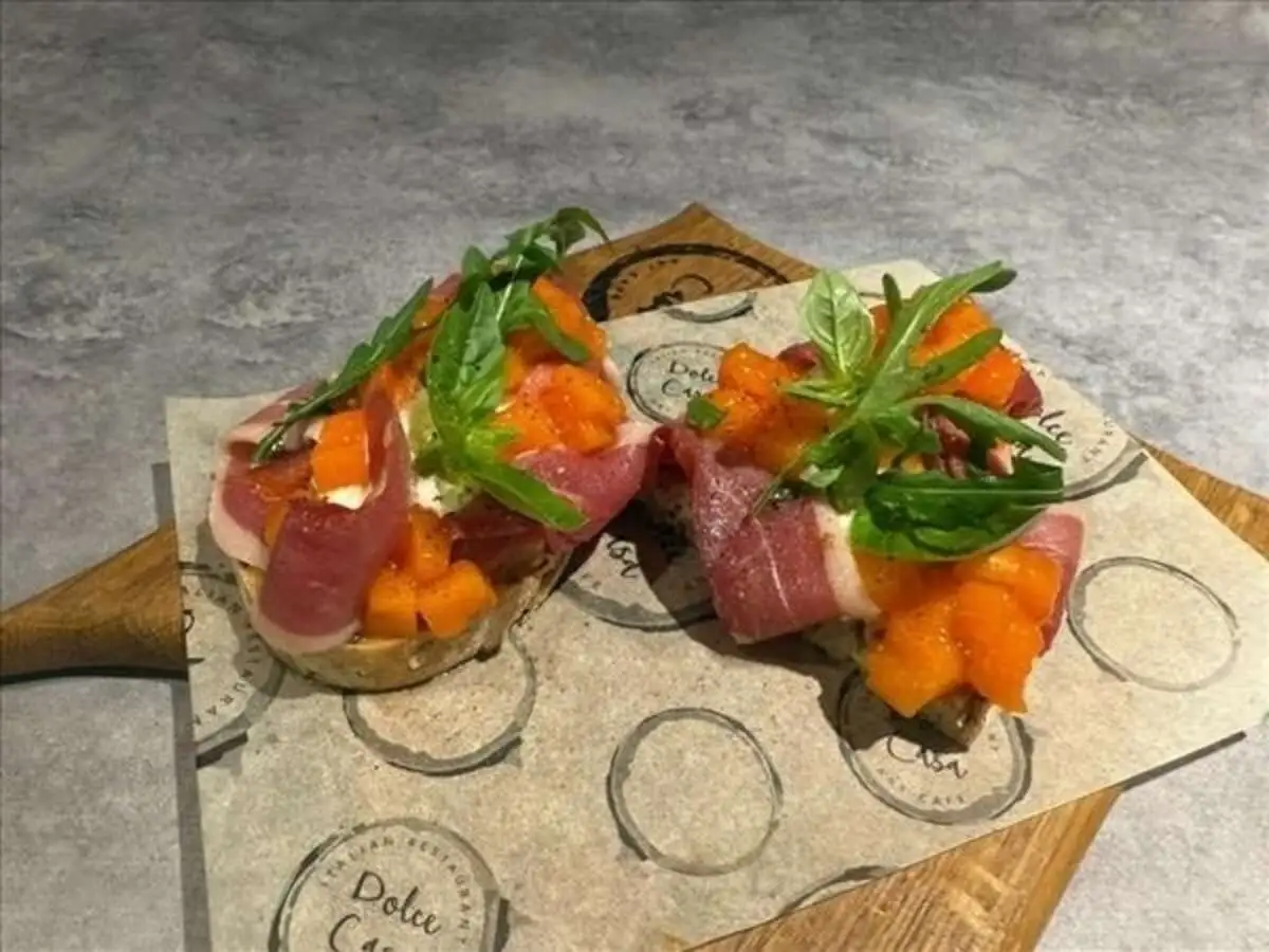 Брускетта с уткой и хурмой