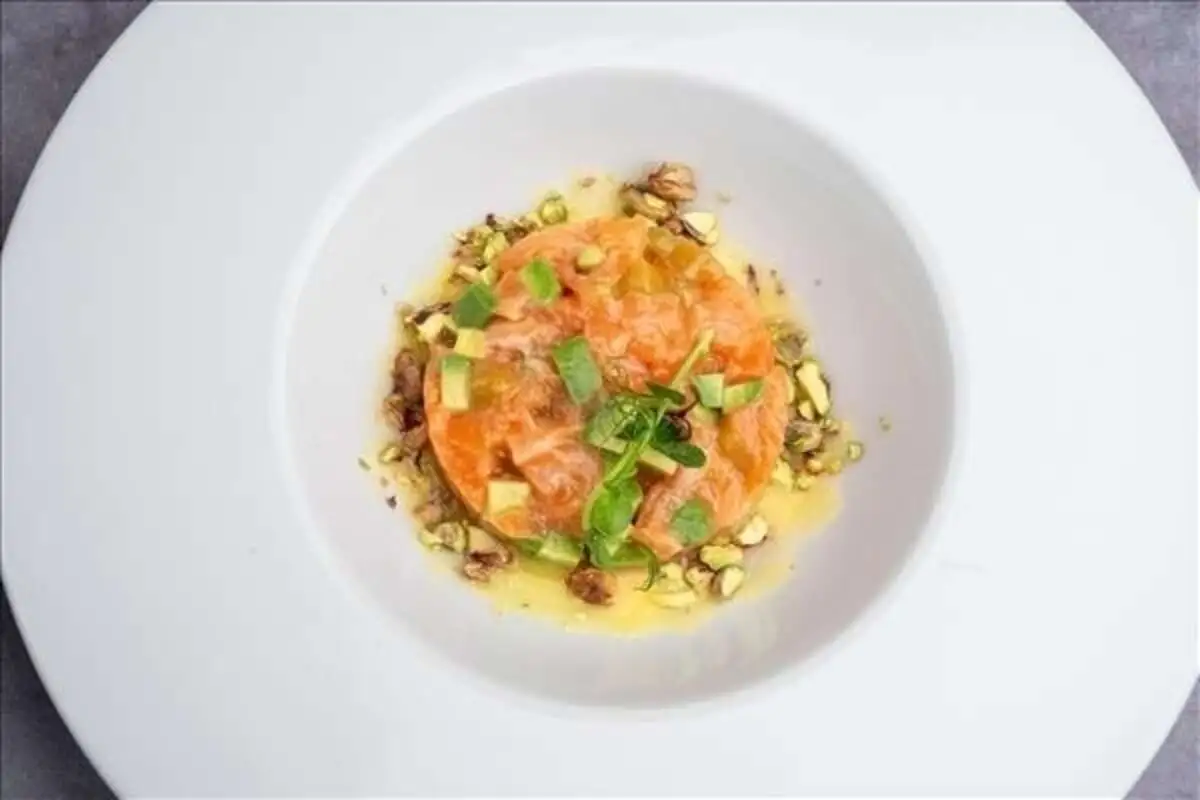 Тартар из манго и лосося