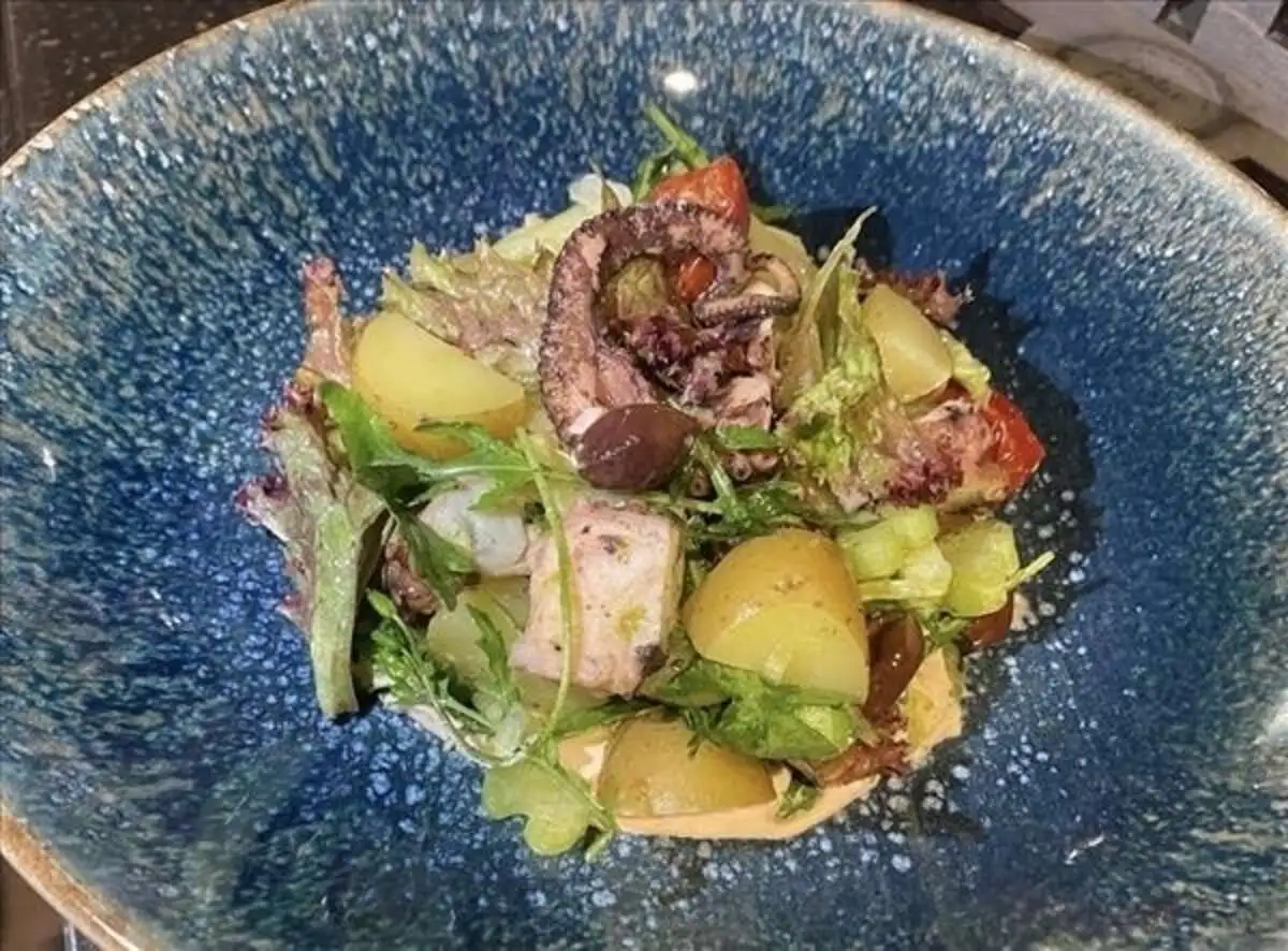 Салат с осьминогом