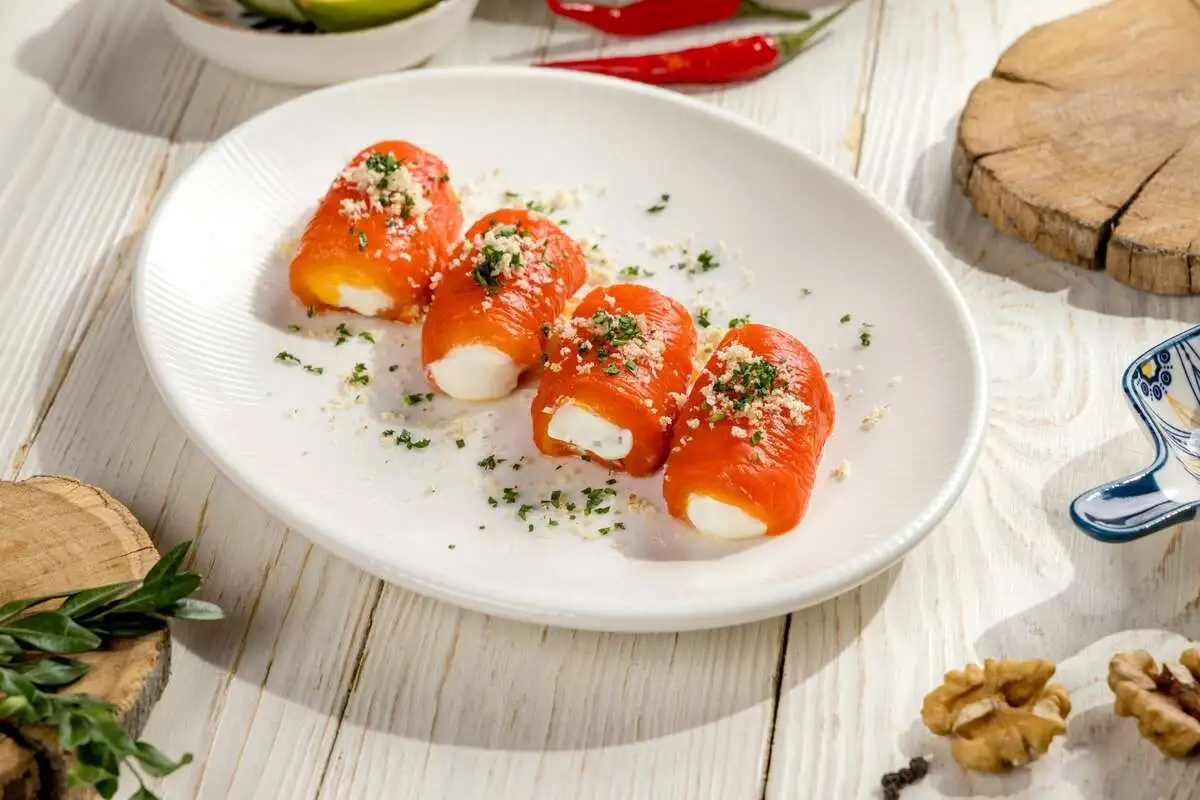 Рулетики из печёного перца