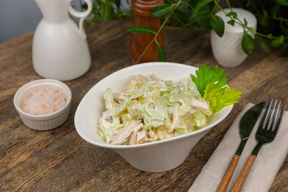 Салат с курицей и сельдереем 100г