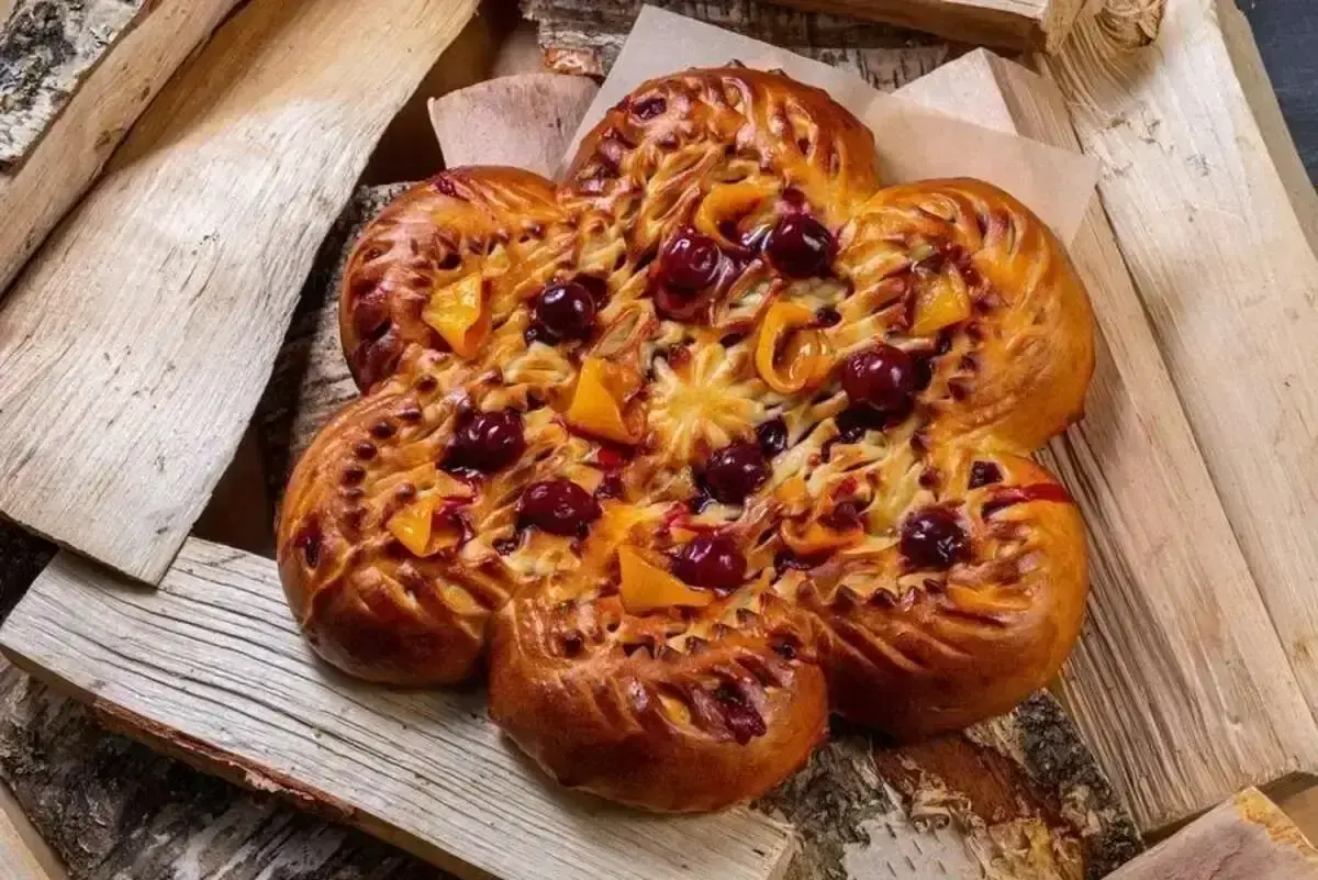 Пирог абрикос-вишня