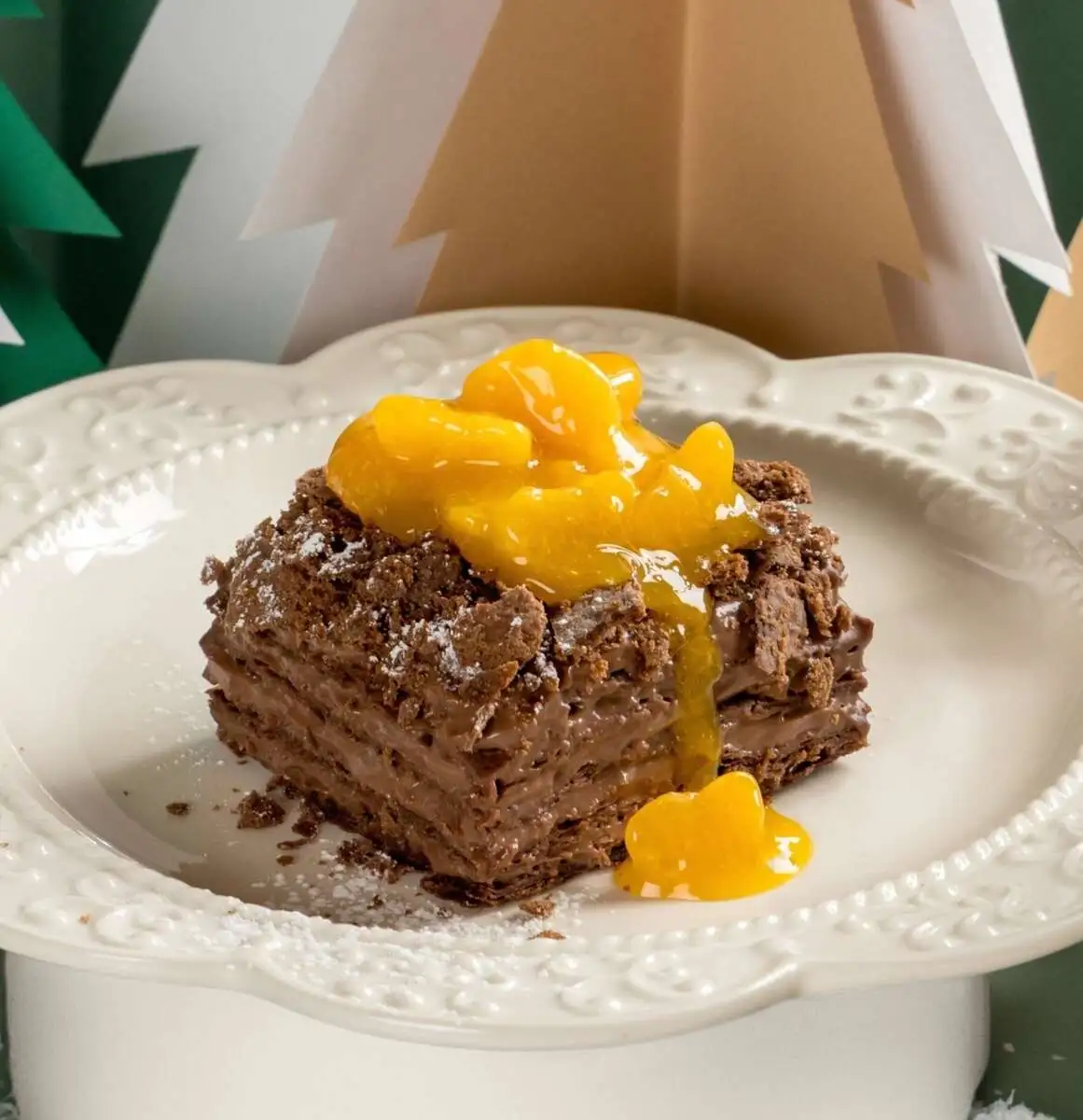 Шоколадный Наполеон с мандариновым соусом