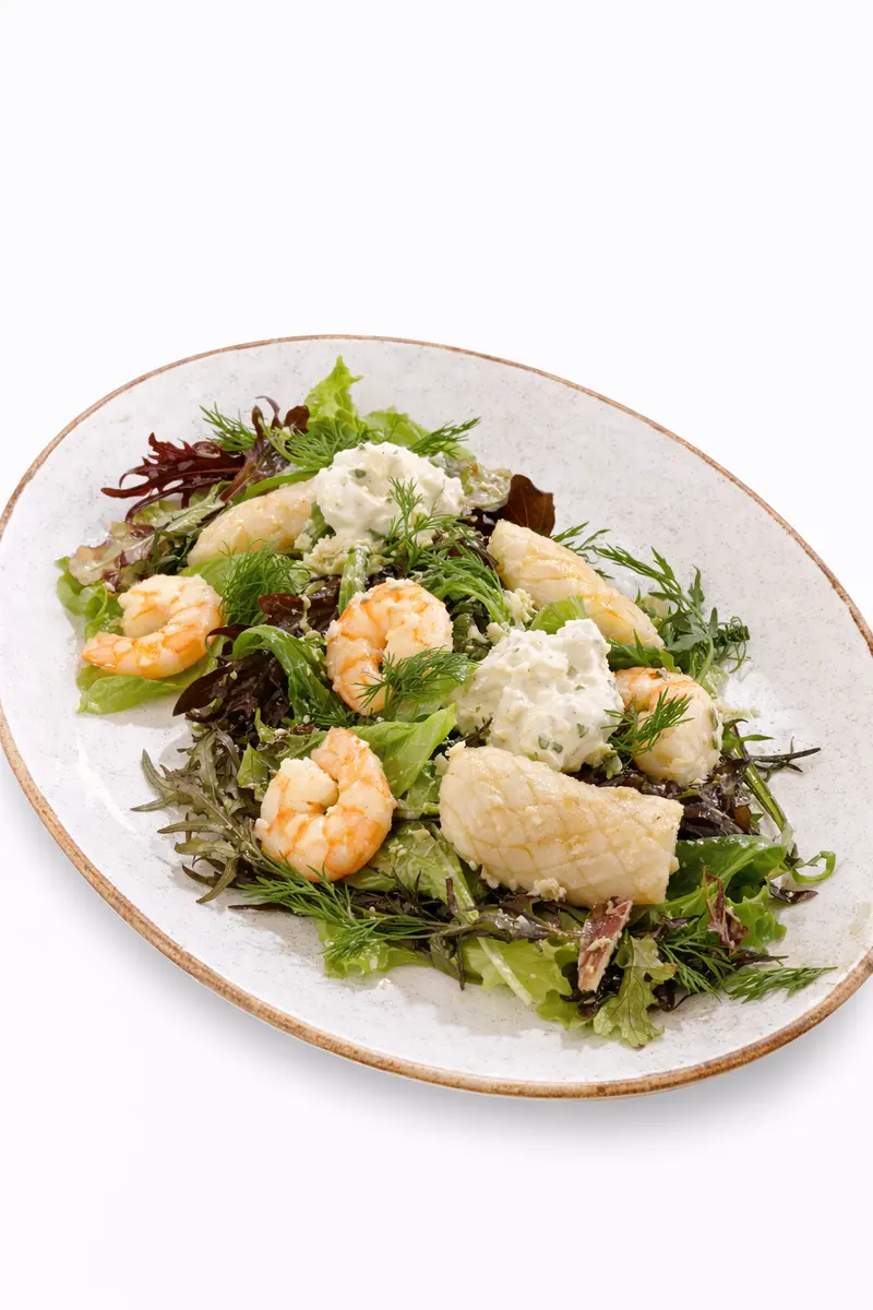 Салат с кальмаром, креветками и страчателлой