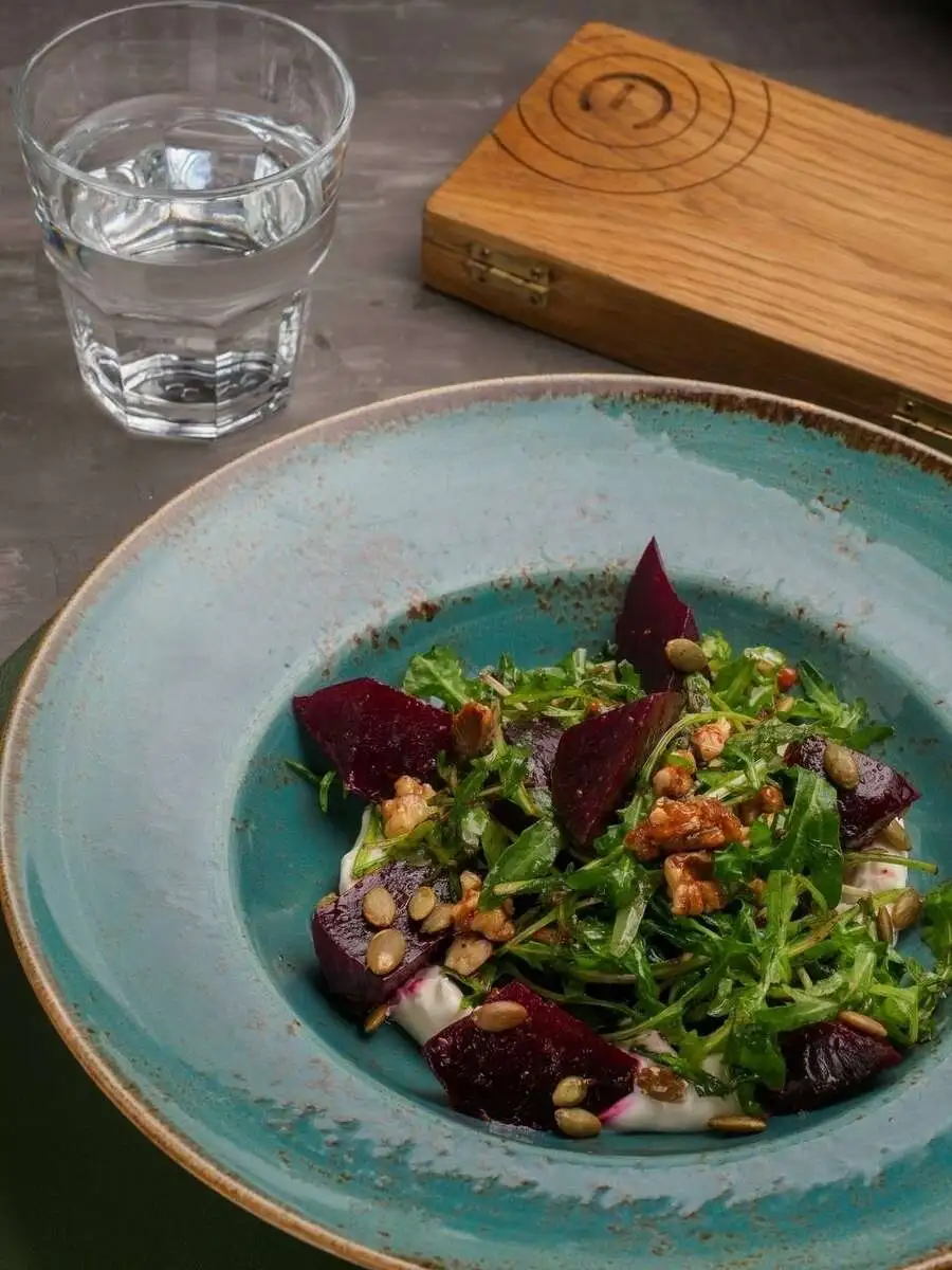 Салат с печеной свеклой на крем-сыре с карамелизированным орехом, 230г