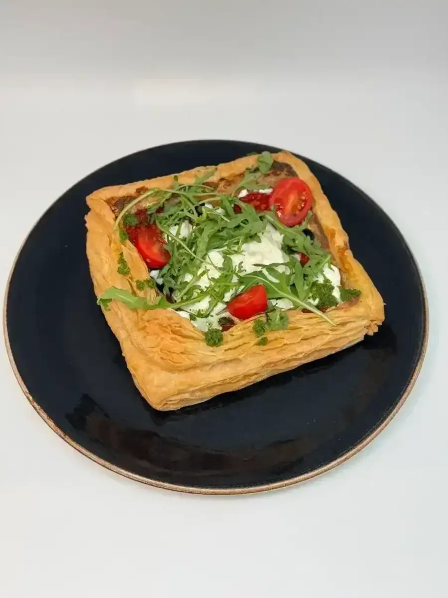 Открытый пирог с томатами и страчателлой, 550г