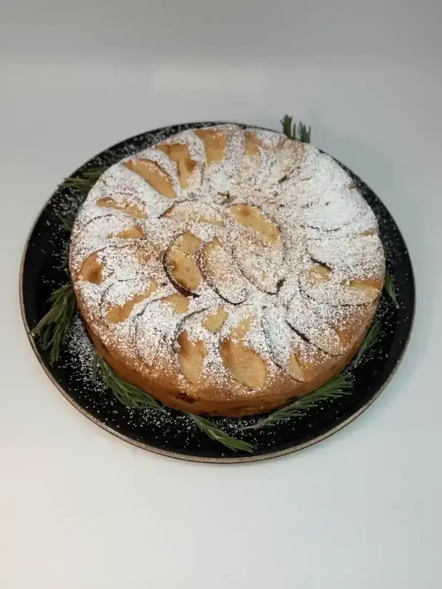 Шарлотка с яблоками и соусом Пломбир, 1200г