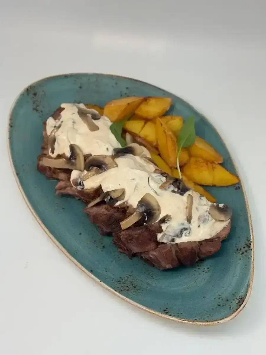 Свинина духовая с грибным соусом, 1000г