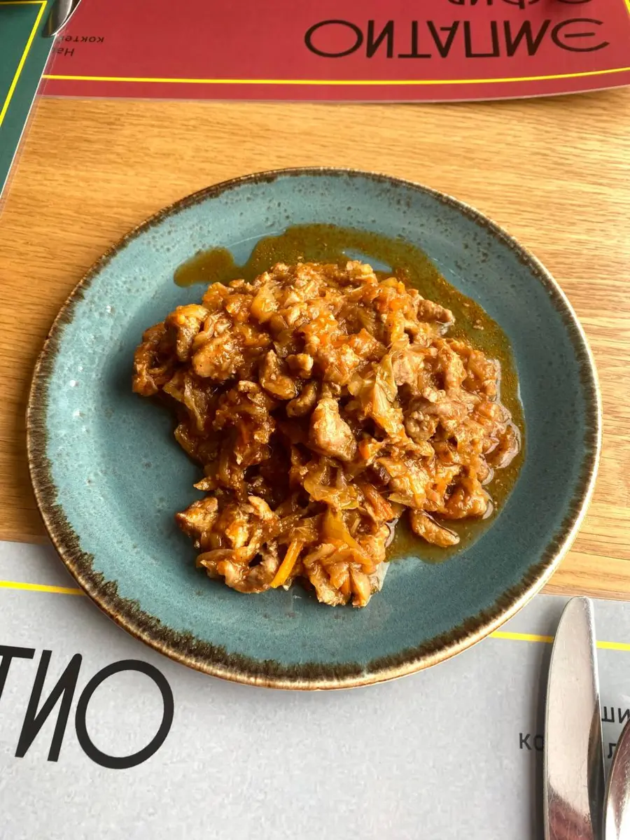 Капуста тушеная со свининой, 300 г