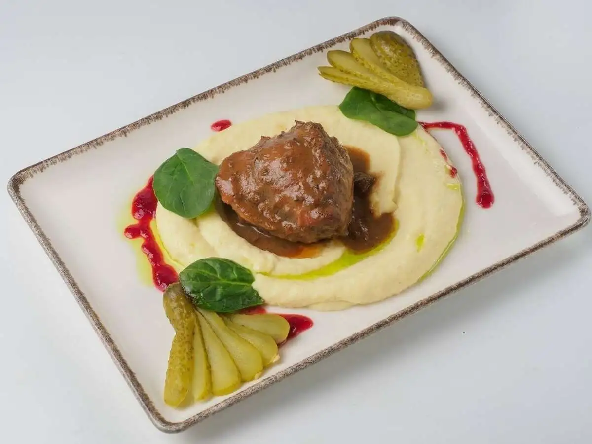 Щеки томленые с картофельным кремом, 350г