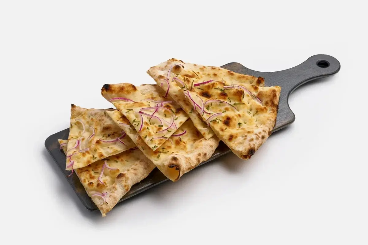 Фокачча с розмарином и красным луком