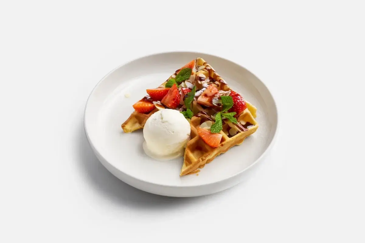 Вафли с мороженым и шоколадным топпингом