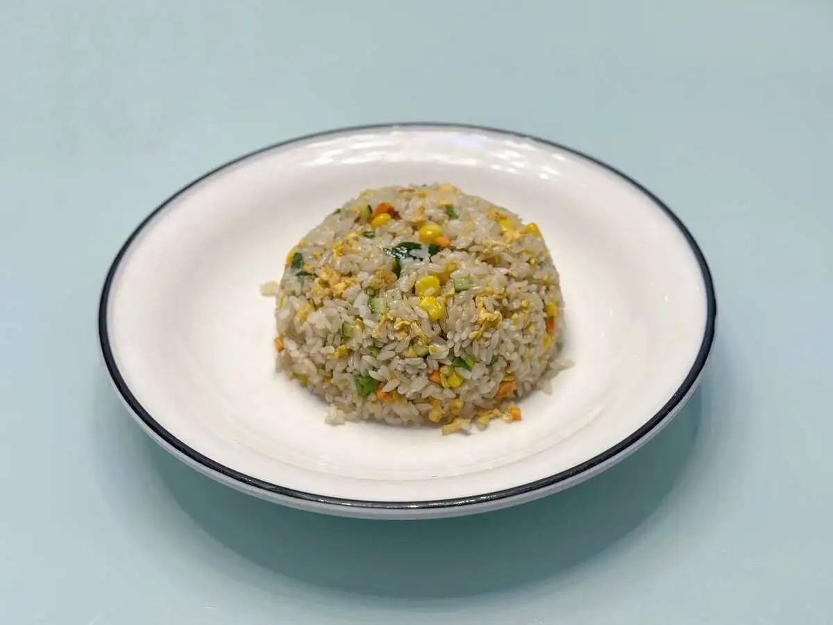 Жареный рис с яйцом и овощами  扬州炒饭