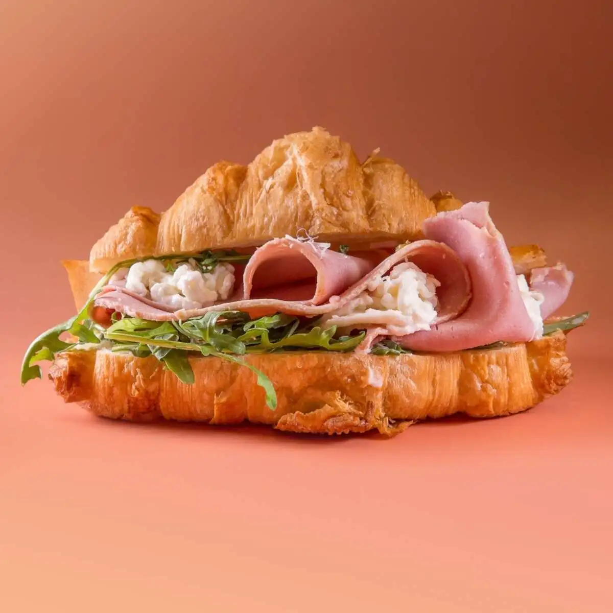 Круассан с мортаделлой