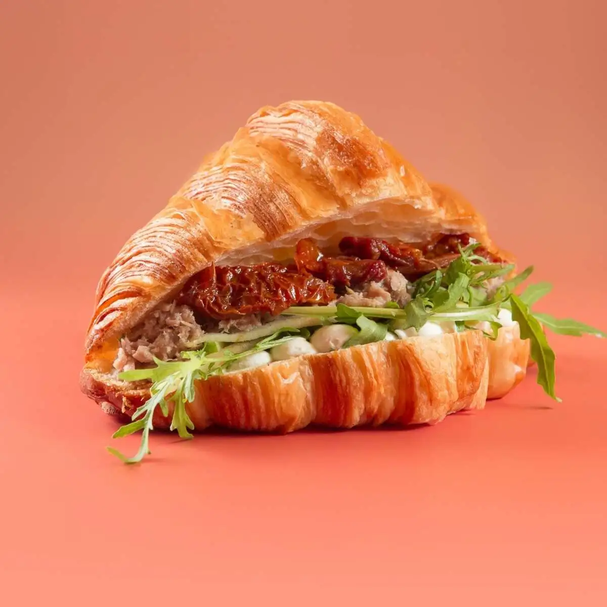 Круассан с тунцом