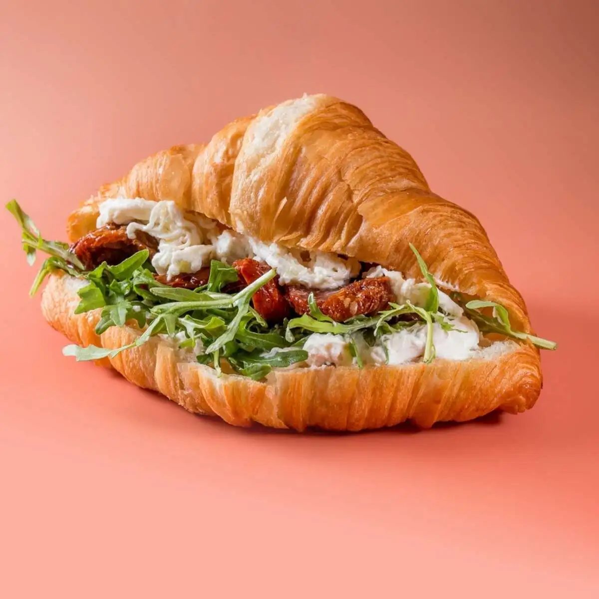 Круассан со страчателлой и вялеными томатами