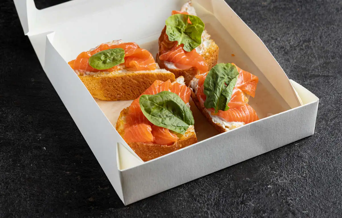 Брускетты лосось и мягкий сыр