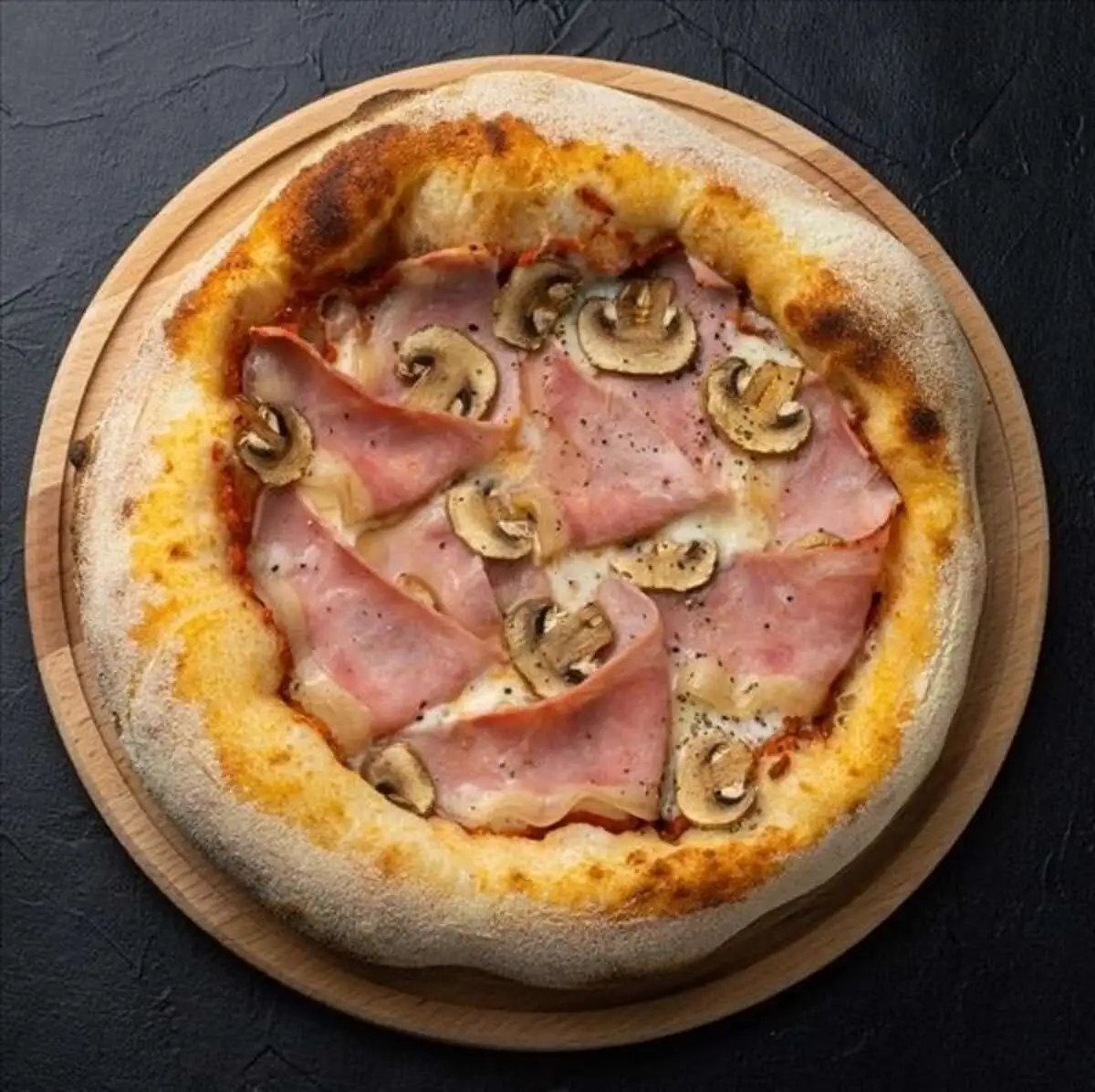 Пицца с ветчиной и грибами
