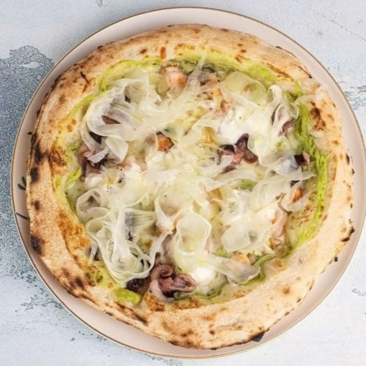 Пицца с морепродуктами и салатом из фенхеля 25см