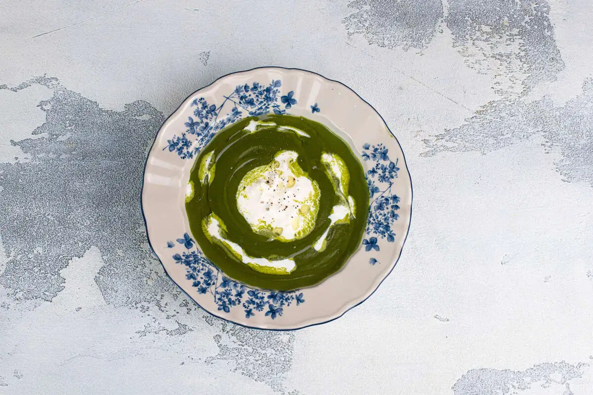 Крем-суп из шпината со страчателлой