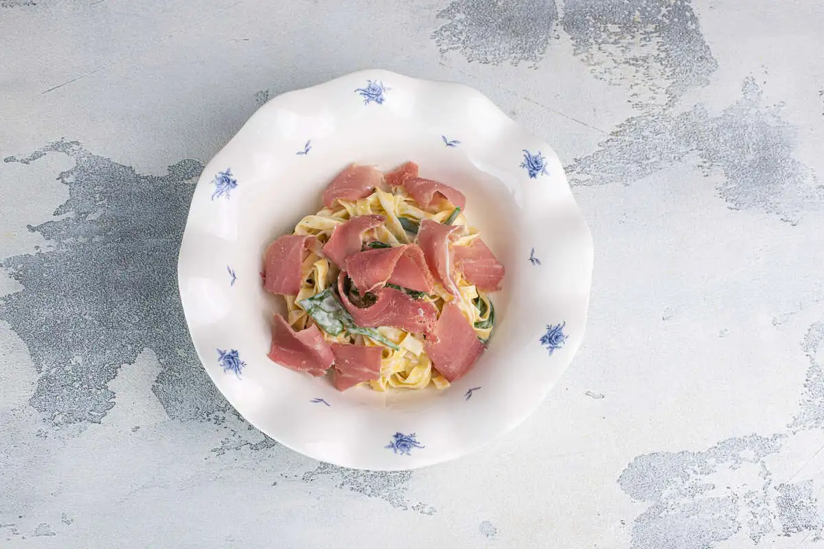 Паста с муссом горгонзола и пармской ветчиной