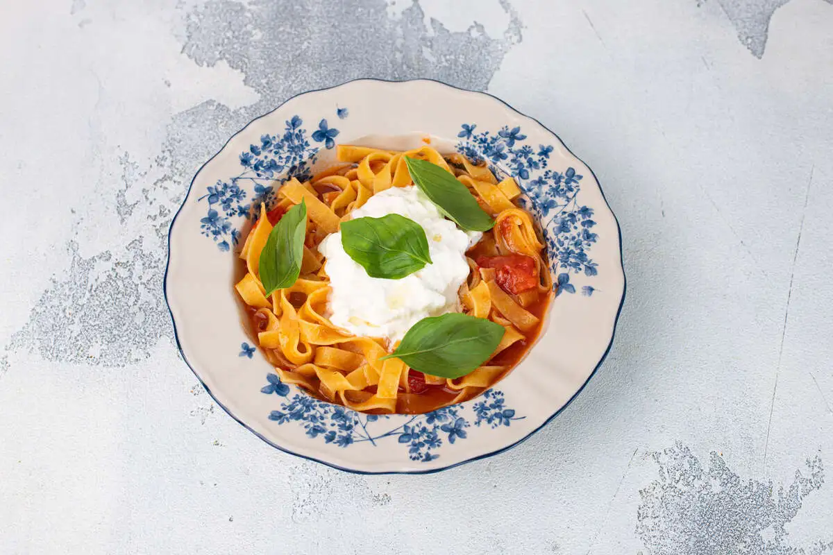 Паста с соусом маринара и страчателлой