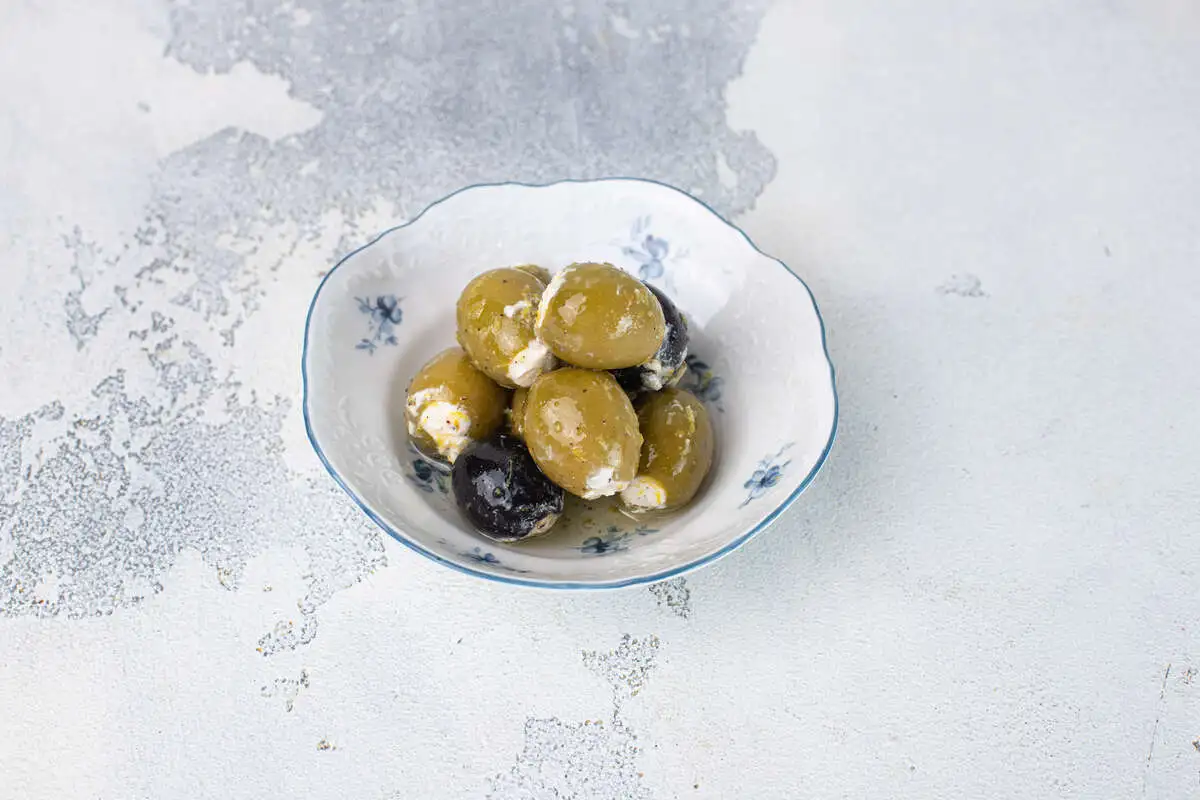 Маринованные оливки со сливочным сыром