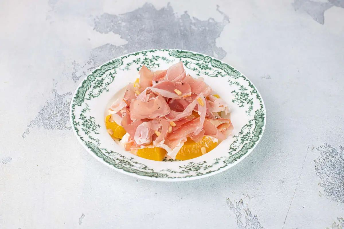 Маринованные персики со страчателлой и прошутто