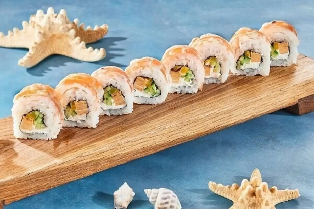 Ролл с креветкой и трюфельным соусом