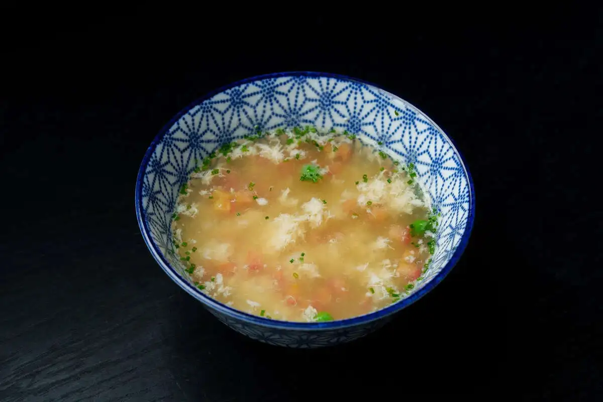 Куриный бульон с яйцом