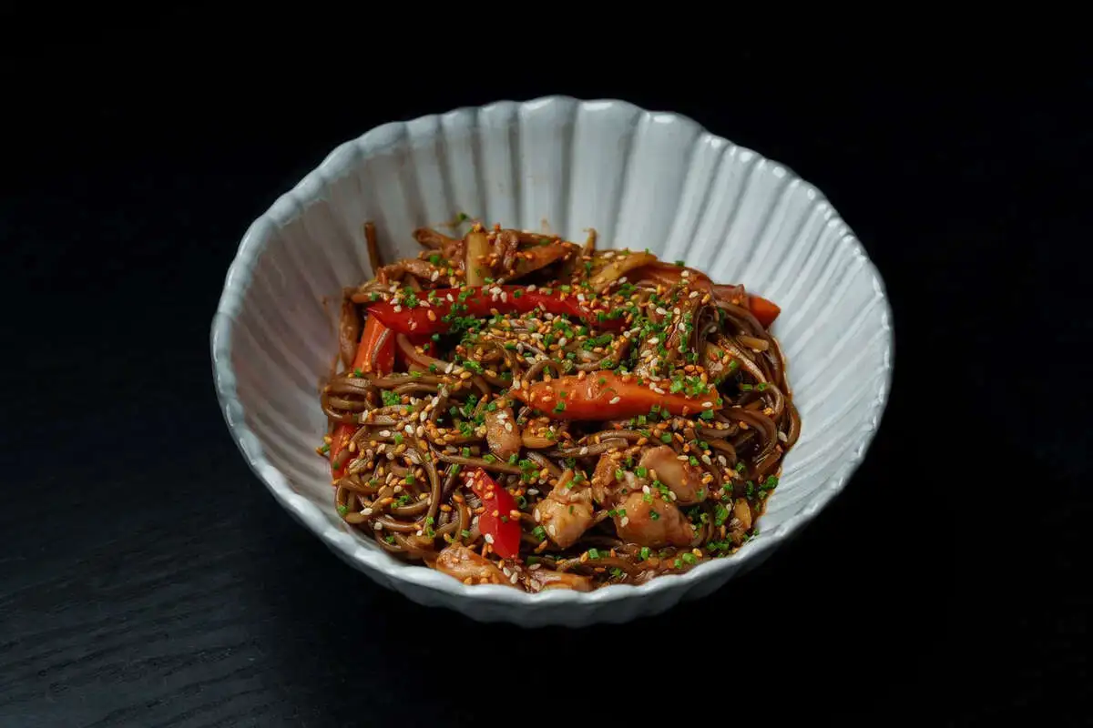 Гречневая лапша с курицей